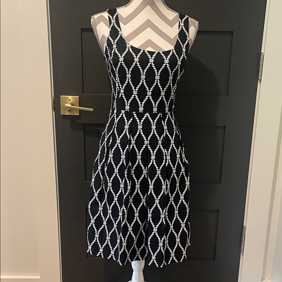 Banana Republic Dresses & Skirts - Banana Republic Black and White Geometric Midi Dress